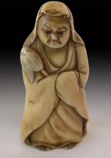 Daruma w. Flywhisk Netsuke