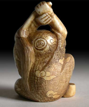 Howling Daruma Trick Netsuke back